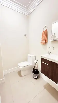 Uma casa de banho em Apartamento Meia praia 3 suítes, 650m da praia