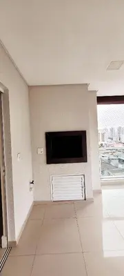 Uma televisão e/ou sistema de entretenimento em Apartamento Meia praia 3 suítes, 650m da praia