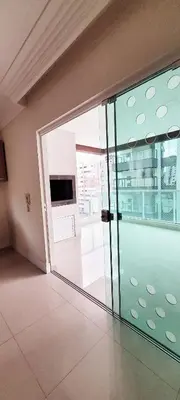 Uma televisão e/ou sistema de entretenimento em Apartamento Meia praia 3 suítes, 650m da praia