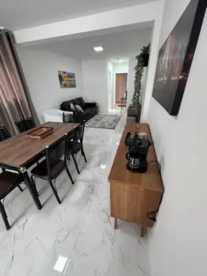 Uma televisão e/ou sistema de entretenimento em Apt 2 suites Novo 180M da Praia Completo