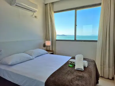 Uma cama ou camas num quarto em 2 Quartos Beira Mar & Pé na Areia |CURTA213