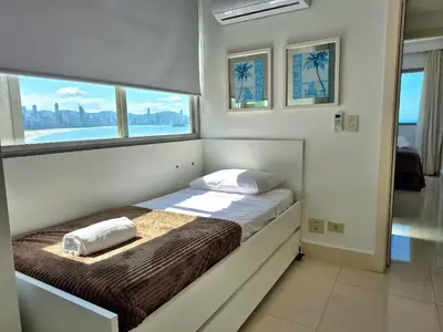 Uma cama ou camas num quarto em 2 Quartos Beira Mar & Pé na Areia |CURTA213