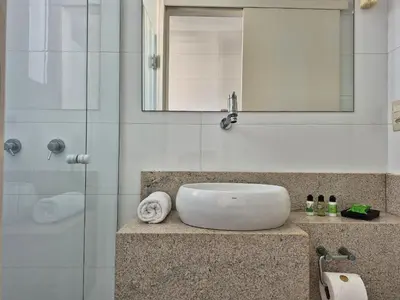 Uma casa de banho em 2 Quartos Beira Mar & Pé na Areia |CURTA213