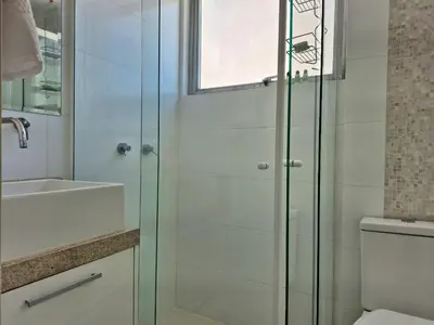Uma casa de banho em 2 Quartos Beira Mar & Pé na Areia |CURTA213