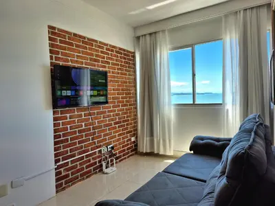 Uma televisão e/ou sistema de entretenimento em 2 Quartos Beira Mar & Pé na Areia |CURTA213