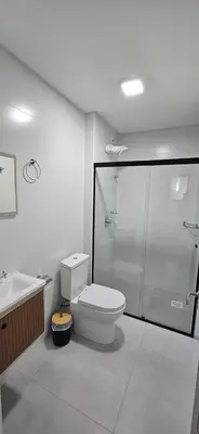 Uma casa de banho em Apartamento Mobiliado 6 Lug Ar Condi garagem sacada