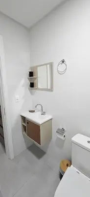 Uma casa de banho em Apartamento Mobiliado 6 Lug Ar Condi garagem sacada
