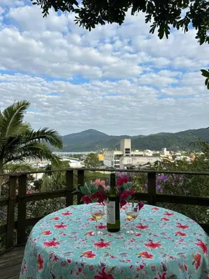 Uma vista geral da montanha ou uma vista da montanha a partir da casa de férias