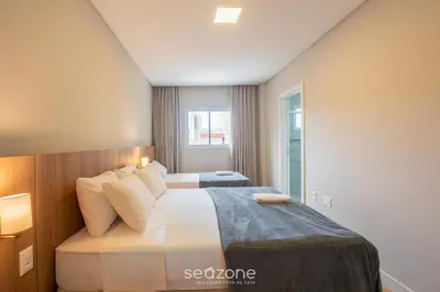 Uma cama ou camas num quarto em Apto c/ Churrasqueira a 500m da Praia TDF0302