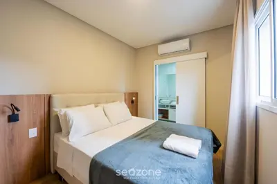 Uma cama ou camas num quarto em Apto c/ Churrasqueira a 500m da Praia TDF0302