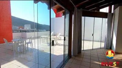 Uma vista geral da montanha ou uma vista da montanha a partir do apartamento
