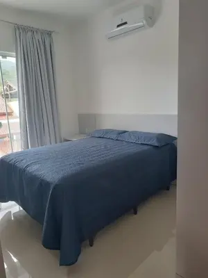 Uma cama ou camas num quarto em Casa linda e espaçosa ao lado do Morro para Bombinhas