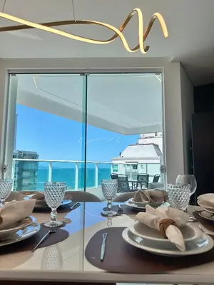 Uma vista do mar geral ou uma vista do mar a partir do apartamento
