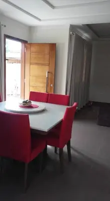 Uma área de estar em Linda casa