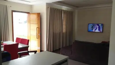 Uma televisão e/ou sistema de entretenimento em Linda casa