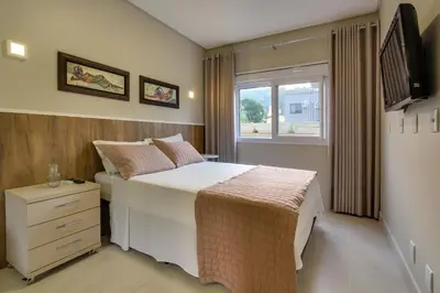 Uma cama ou camas num quarto em Residencial Casa Flora - Centro de Bombinhas
