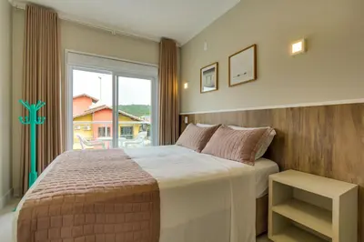 Uma cama ou camas num quarto em Residencial Casa Flora - Centro de Bombinhas