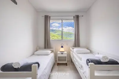 Uma cama ou camas num quarto em Apto c/ Churrasqueira a 750m da Praia EVP0504
