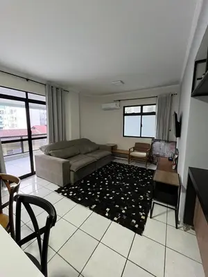 Uma área de estar em Aparatamento 3 dormitorios em Meia Praia - Itapema