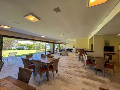 Uma área de estar em c620 - Apartamento Frente Mar - Bombinhas/SC