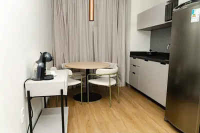 A cozinha ou kitchenette de Apartamento quadra mar, 200m da praia - Meia Praia
