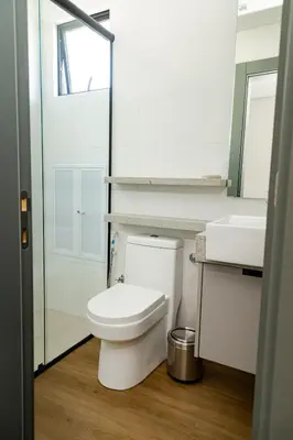 Uma casa de banho em Apartamento quadra mar, 200m da praia - Meia Praia