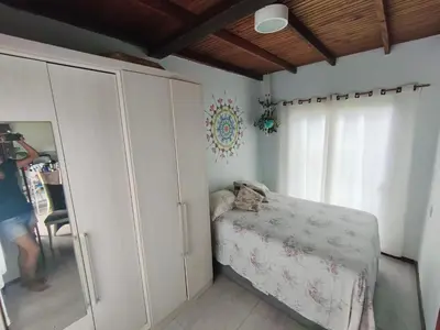 Uma cama ou camas num quarto em Sobrado ROOTS Bombinhas