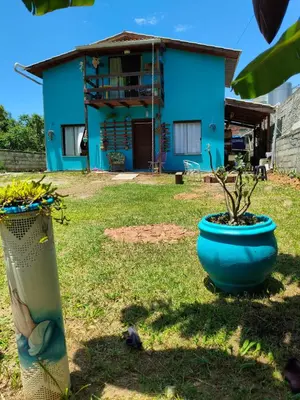Um jardim no exterior de Sobrado ROOTS Bombinhas