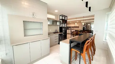 A cozinha ou kitchenette de ASA | Cobertura Luxo | 2QT | Meia Praia | Hidro
