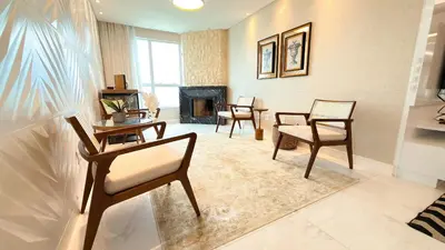 Uma televisão e/ou sistema de entretenimento em ASA | Cobertura Luxo | 2QT | Meia Praia | Hidro