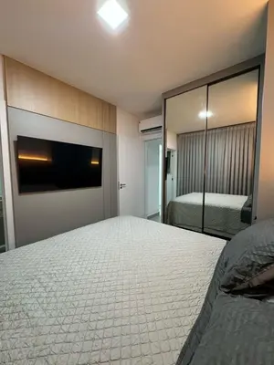 Uma cama ou camas num quarto em Apartamento novo com vista para o mar Bom gosto