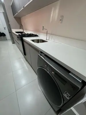 A cozinha ou kitchenette de Apartamento novo com vista para o mar Bom gosto