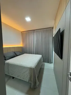 Uma cama ou camas num quarto em Apartamento novo com vista para o mar Bom gosto