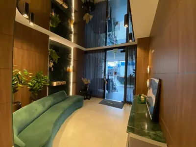 Uma cama ou camas num quarto em Apartamento novo com vista para o mar Bom gosto