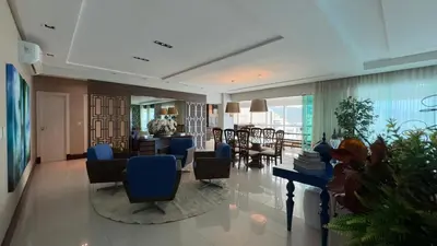 Uma área de estar em Apartamento vista Panorâmica do Mar em Meia Praia