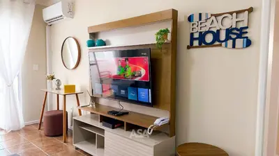 Uma televisão e/ou sistema de entretenimento em ASA | 3QT Leblon | Ar | Av. Brasil | Centro BC