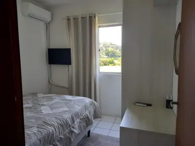 Uma cama ou camas num quarto em Residencial bella praia 2 H26