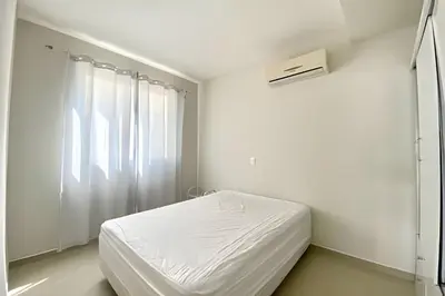 Uma cama ou camas num quarto em Loft em Bombas - Excelente Localização - 1 dorm 3 pessoas