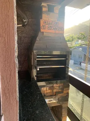 As comodidades para churrasco disponíveis para os clientes desta casa de férias