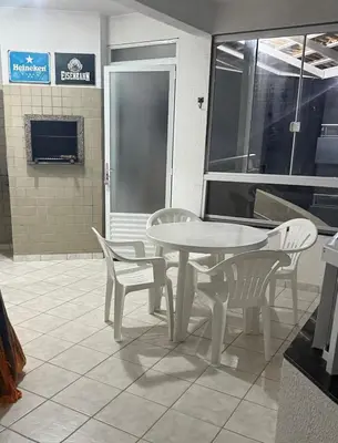 Uma televisão e/ou sistema de entretenimento em Apartamento no centro de Bombinhas