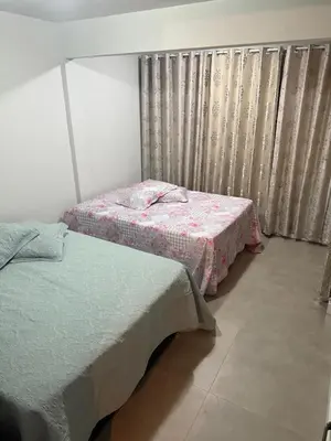Uma cama ou camas num quarto em Apartamento no centro de Bombinhas
