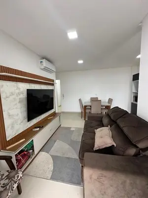 Uma área de estar em Apto Aconchegante com Piscina Ótima Localização