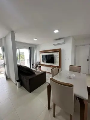 Uma televisão e/ou sistema de entretenimento em Apto Aconchegante com Piscina Ótima Localização