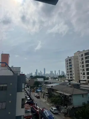 Uma vista geral de Camboriú ou a vista da cidade a partir do apartamento