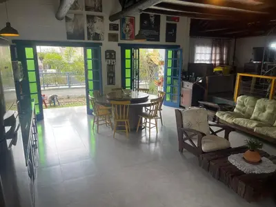 Uma área de estar em Casa azul perto do centro e caminho das praias agrestes