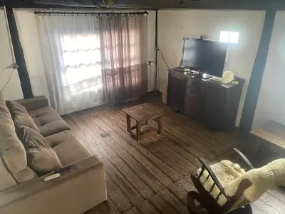 Uma área de estar em Casa azul perto do centro e caminho das praias agrestes