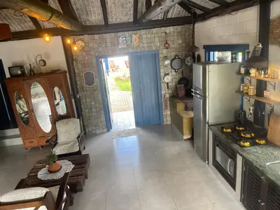 A cozinha ou kitchenette de Casa azul perto do centro e caminho das praias agrestes