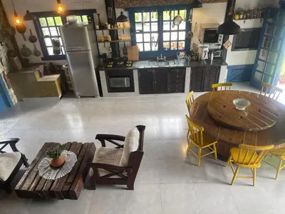 A cozinha ou kitchenette de Casa azul perto do centro e caminho das praias agrestes