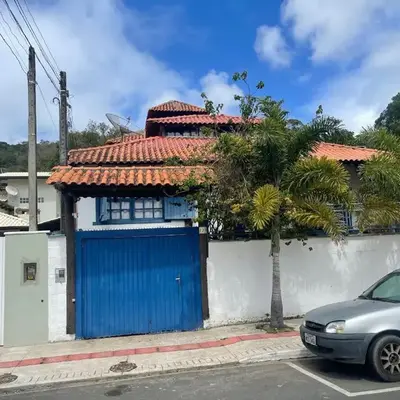 Casa azul perto do centro e caminho das praias agrestes