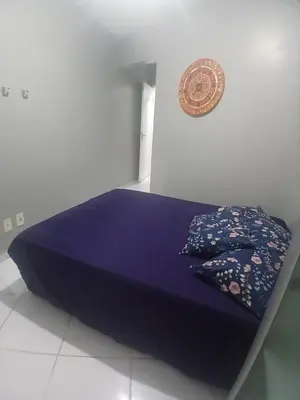 Uma cama ou camas num quarto em Solar das Bromélias, Apartamento amplo para até 6 pessoas - 50m da praia em Bombinhas!